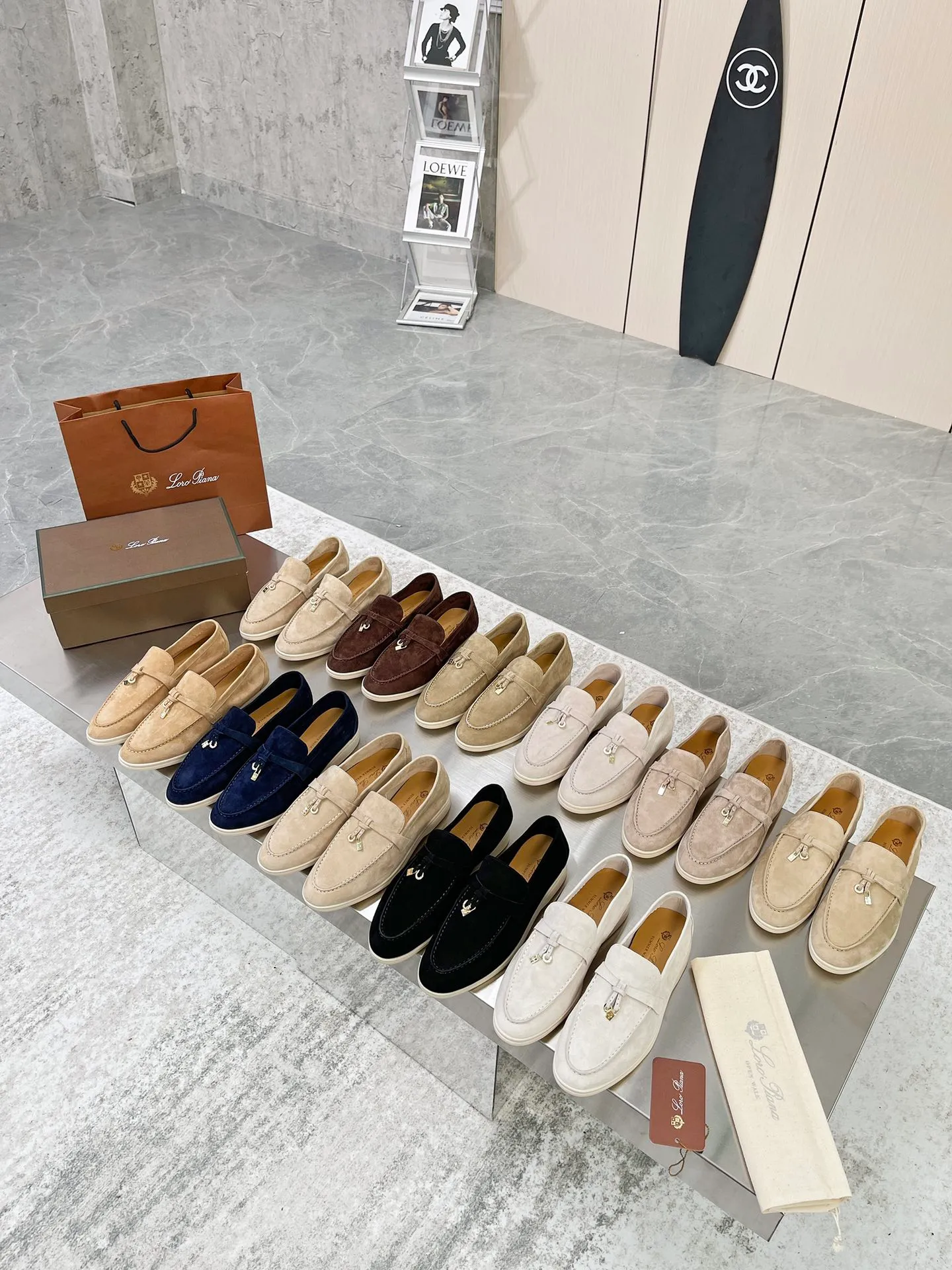 👟👟Ex-factory price 480👟👟 Women's clothing Loro iana nuoyoupanya 👟👟Ex-factory price 40👟👟Ex-factory price 4👟👟Ex-factory price 4 New colors added, classic lock style, girls' favorite, it is said that your feet will not get tired after walking for a long time, I wonder if you have tried it! It feels like you are stepping on clouds. It does not scratch your feet at all. It is comfortable, handsome and low-key. It is the same style for men and women. The upper is semi-handmade. Size: Women's size 35-4👟👟Ex-factory price 4 Men's size 39-46 Upper: 100% imported high mercerized silk.  Inner lining: 100% imported high silk nylon. Insole: 100% imported water-dyed cowhide. Outsole: 100% original. Raw rubber outsole Glue: 100% no glue smell